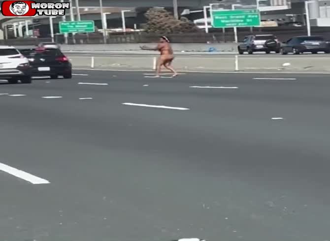 Video :Random shooting by a nude lady on a San Francisco bridge